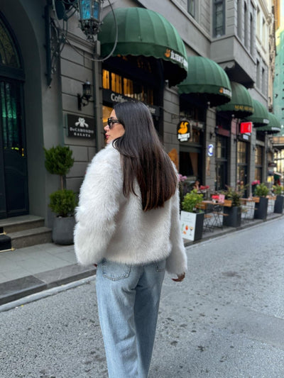 Beyaz Regular Fit Peluş Kürk